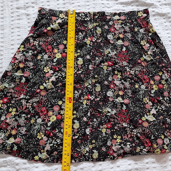 Reitmans skirt flowers size 4 - Picture 3 of 6